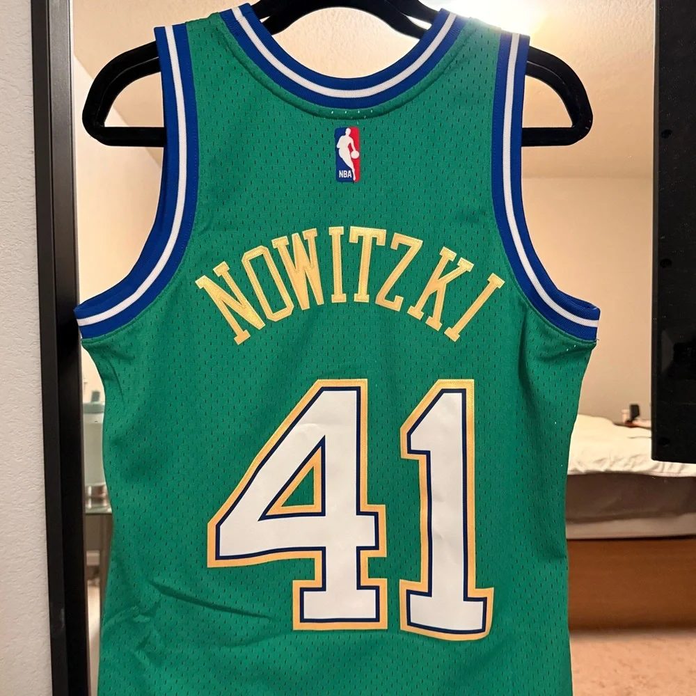 Mavs Dirk Nowitzki Basketball Jersey - Picture 1 of 5